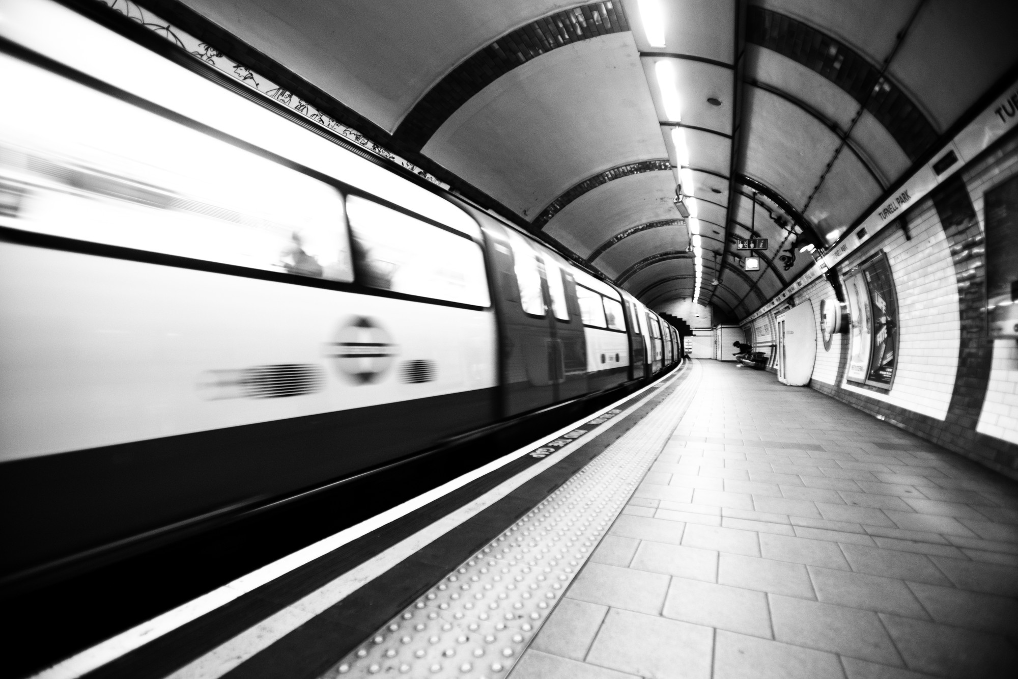 london-underground-motion-blur