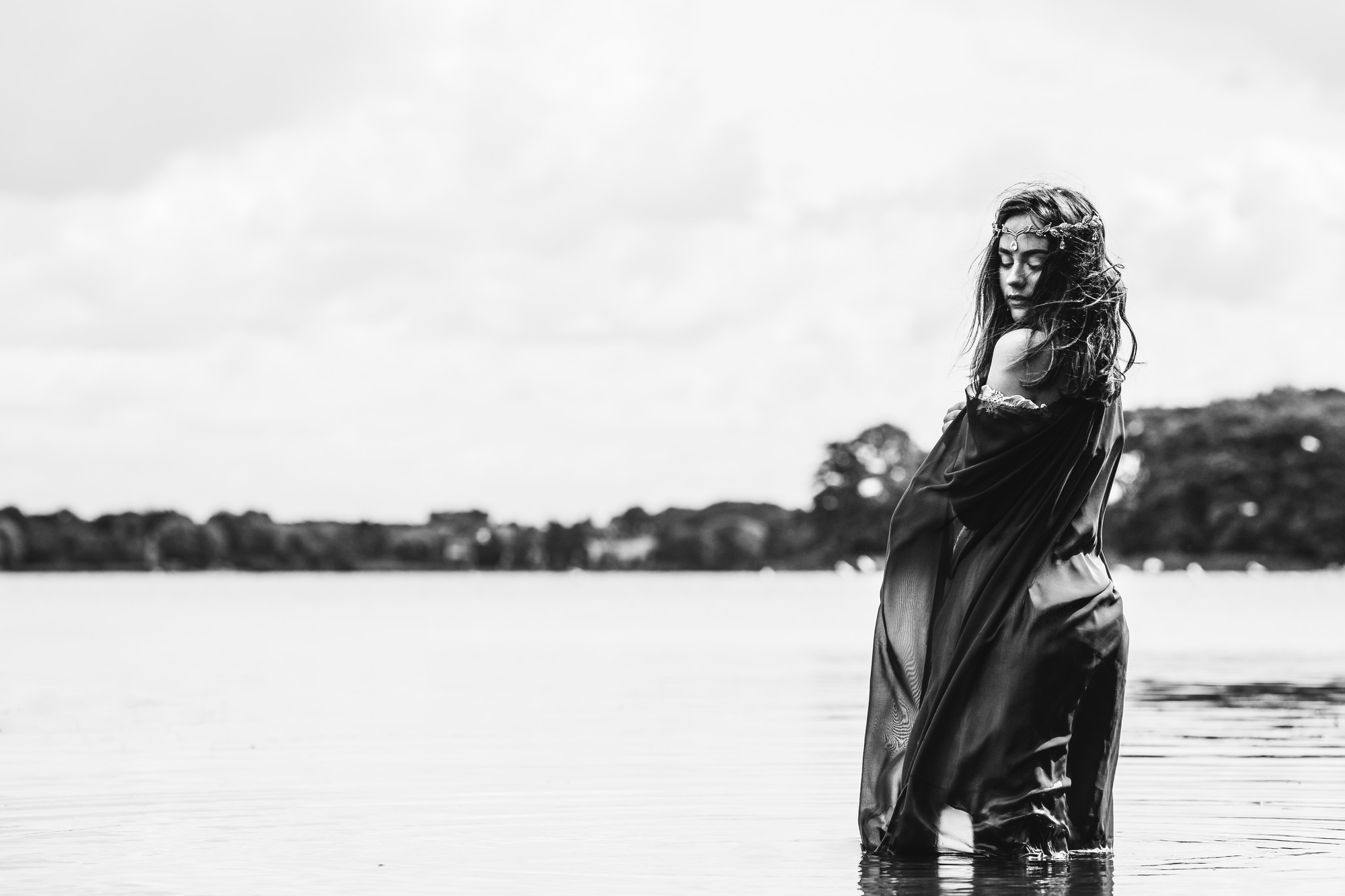 black-and-white-portrait-sensual-watershoot-mais-cosplay-laerke-05