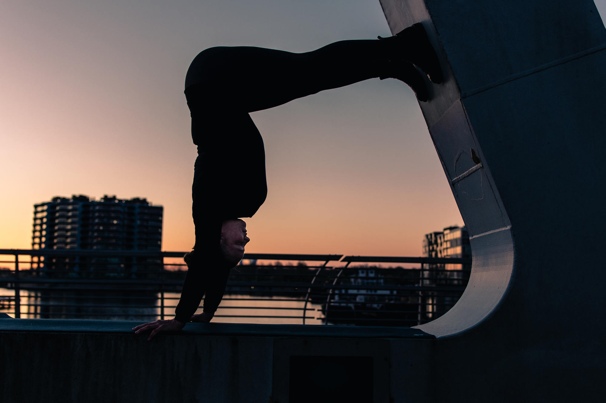 urban-yoga-photoshoot-copenhagen-silhouettes-poses-20
