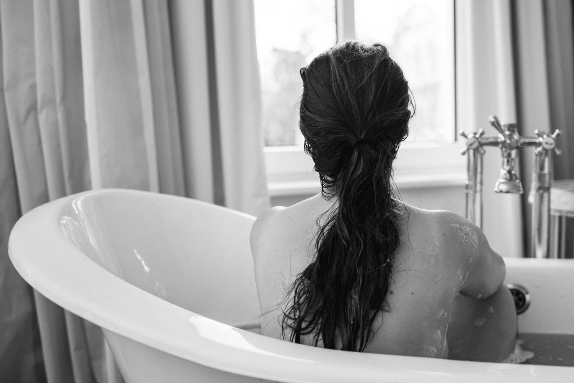 black-and-white-bathtub