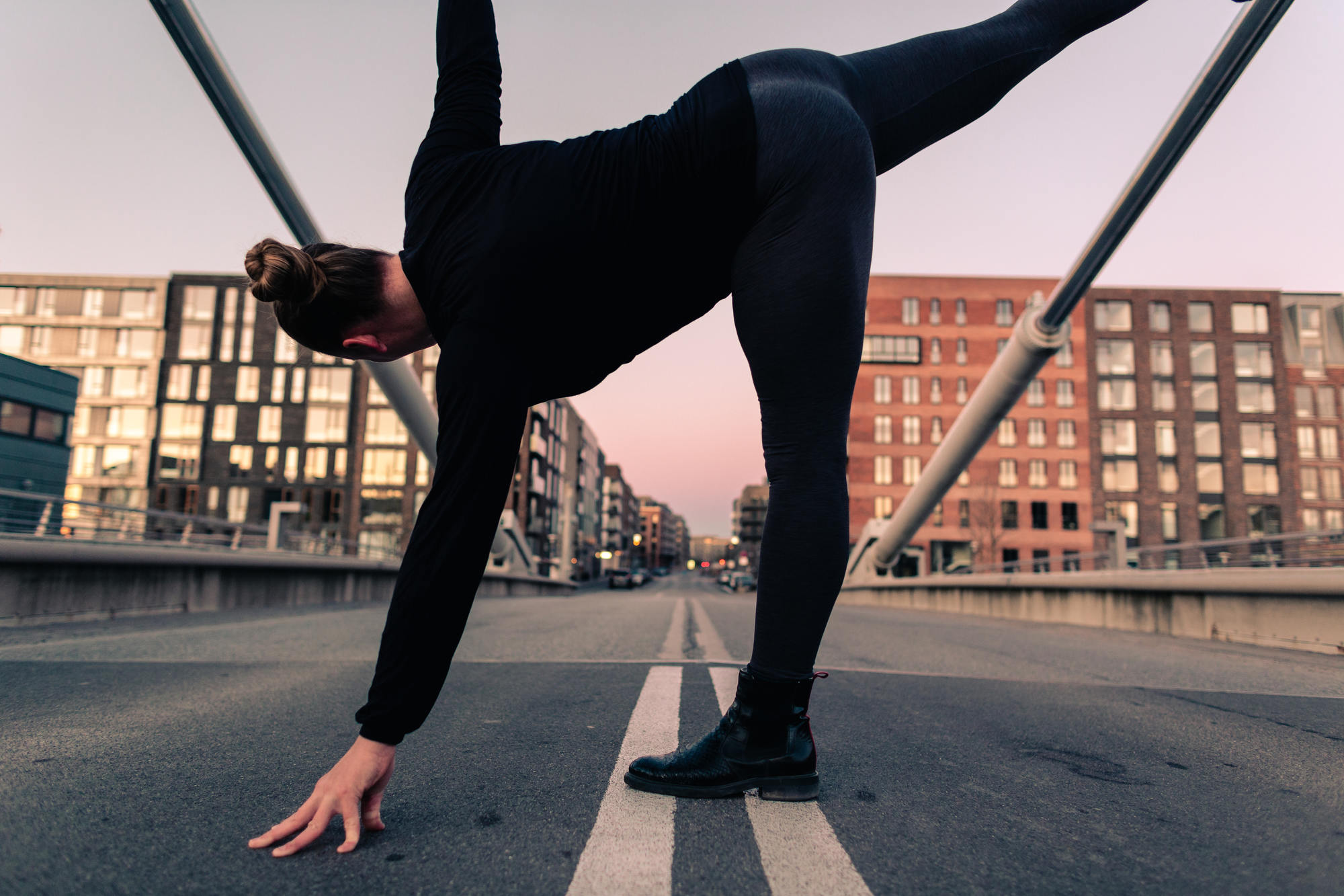 urban-yoga-photoshoot-copenhagen-silhouettes-poses-19