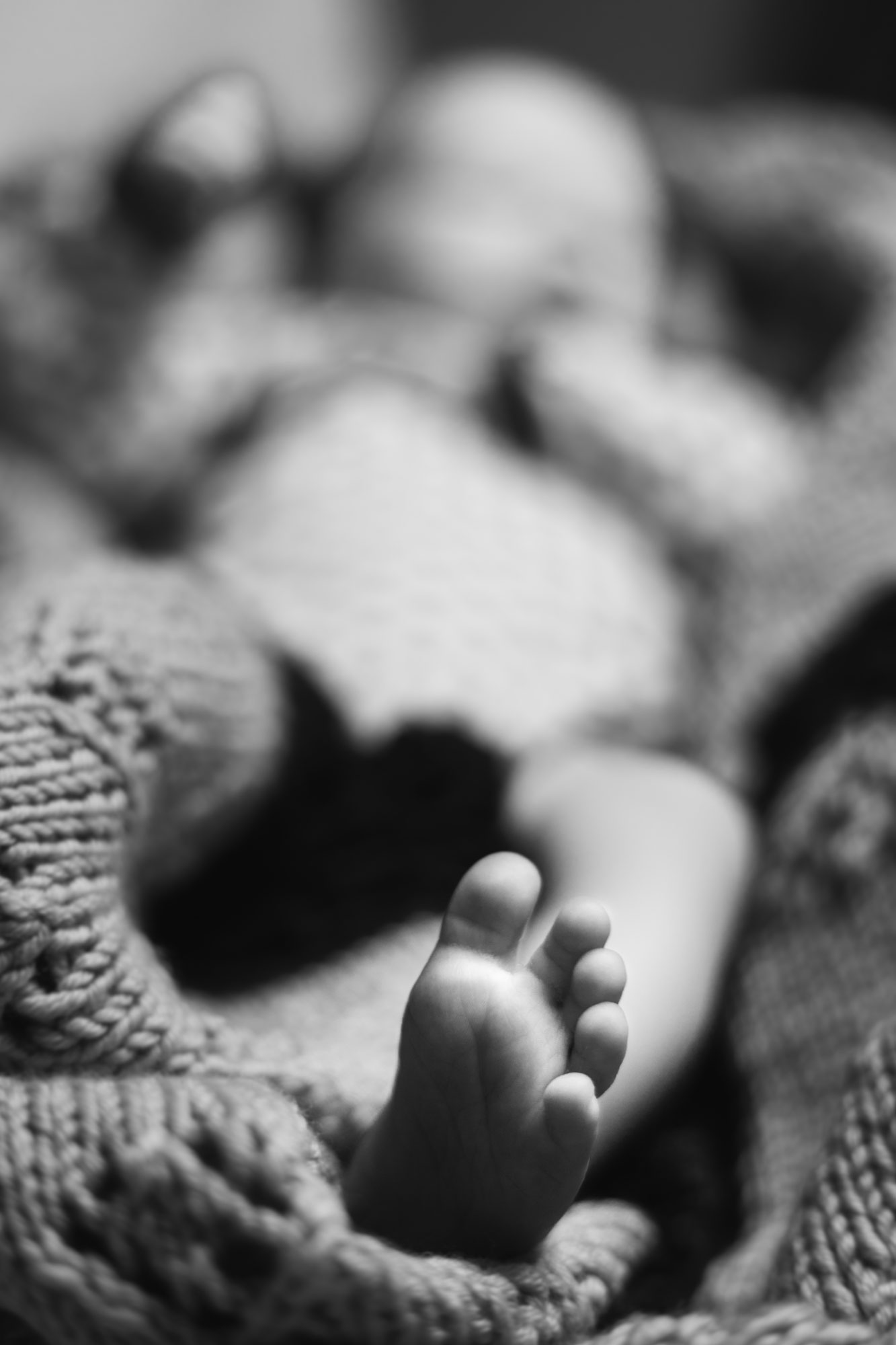 black-and-white-fineart-baby-photography