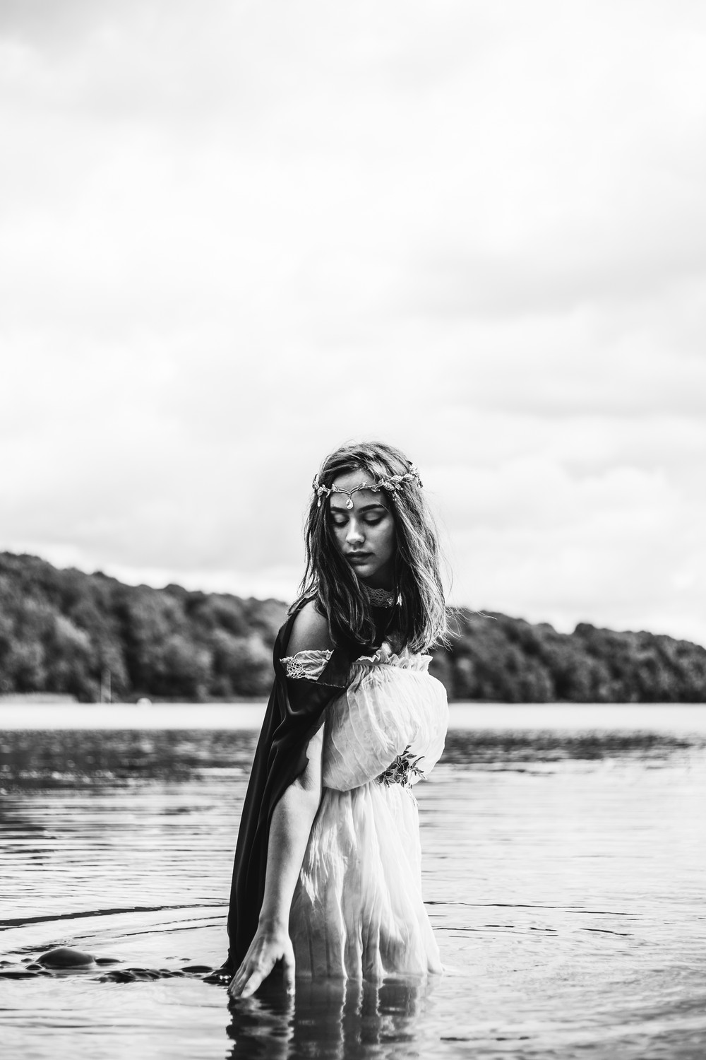 black-and-white-portrait-watershoot-mais-cosplay-laerke-06