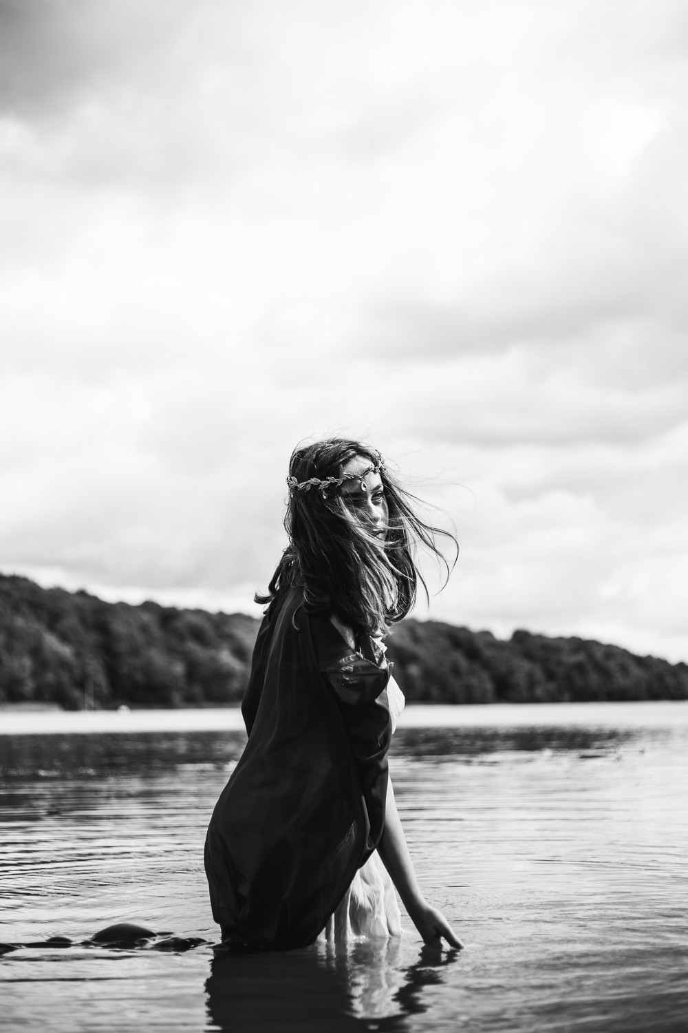 black-and-white-portrait-watershoot-mais-cosplay-laerke-07