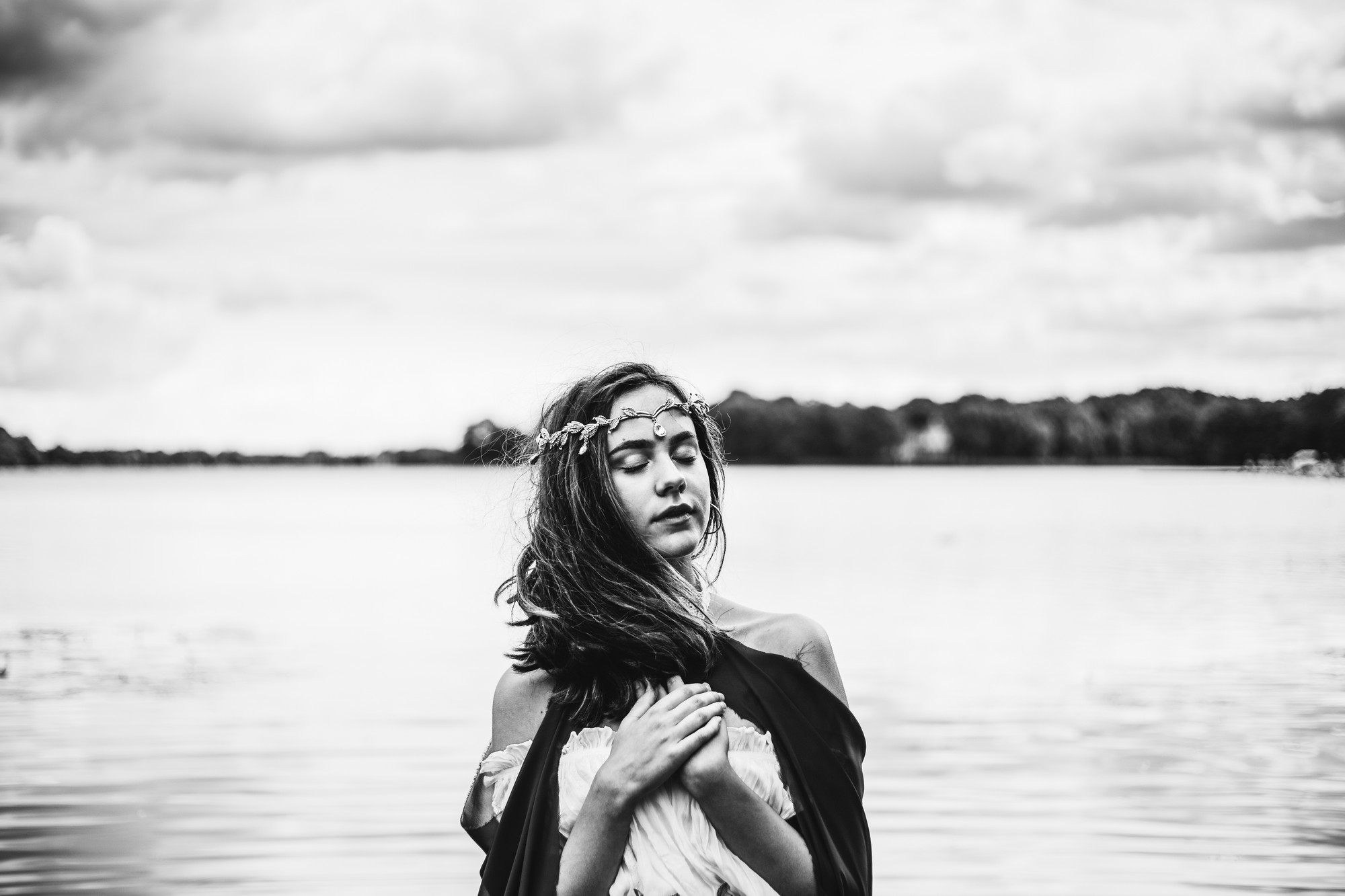 black-and-white-portrait-watershoot-mais-cosplay-laerke-08