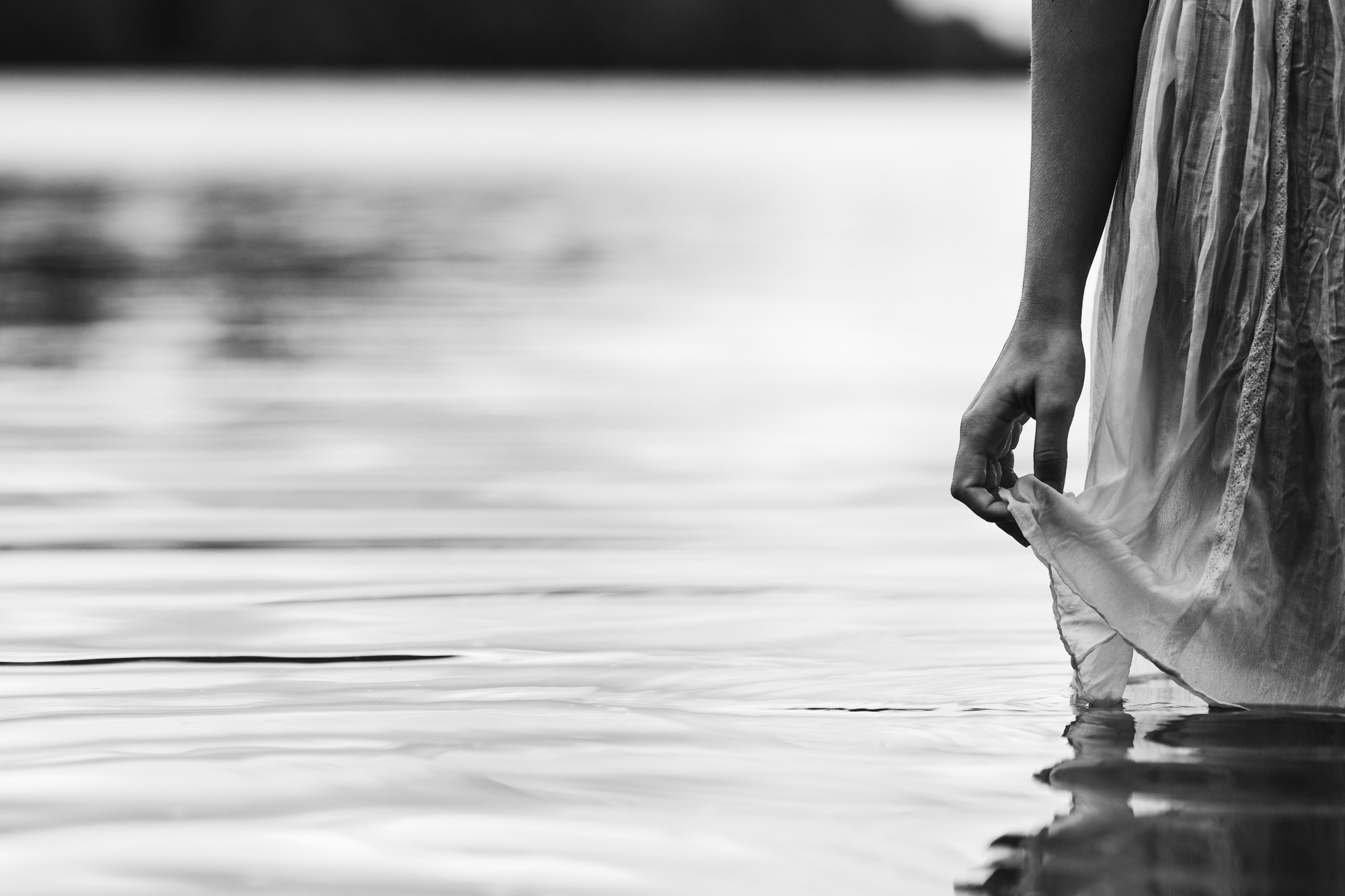 black-and-white-portrait-watershoot-mais-cosplay-laerke-10