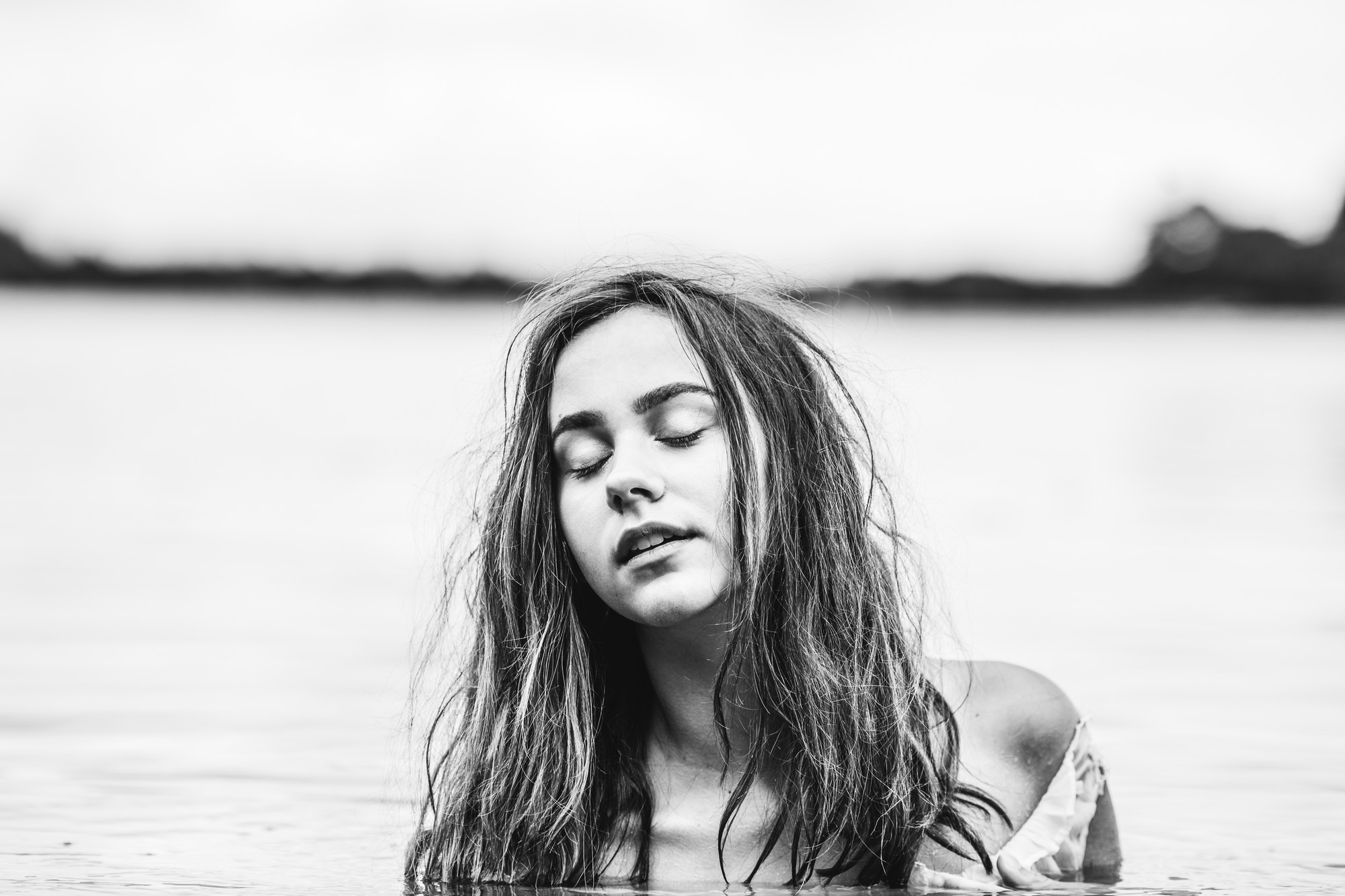 black-and-white-portrait-watershoot-mais-cosplay-laerke-11