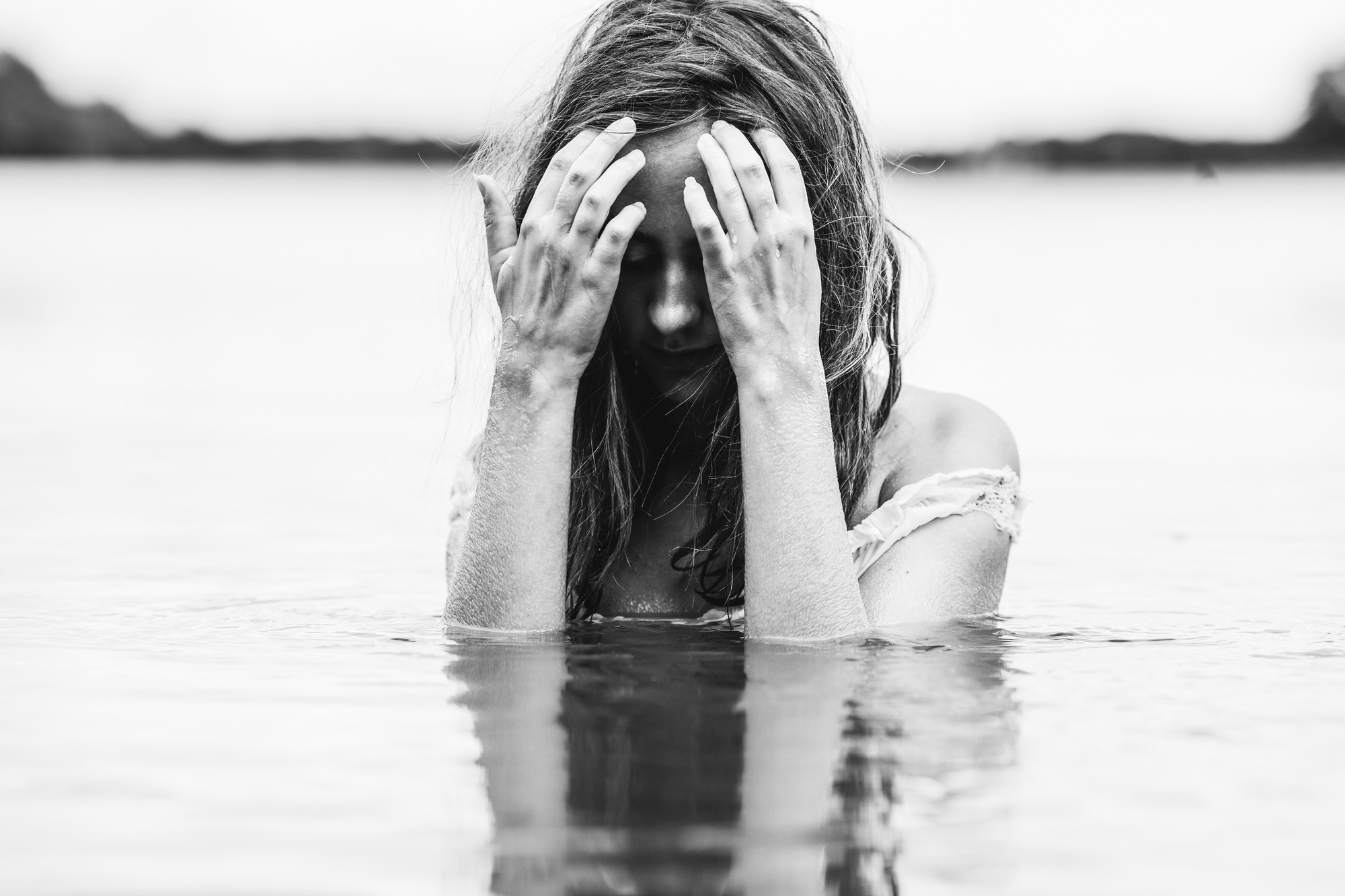 black-and-white-portrait-watershoot-mais-cosplay-laerke-12