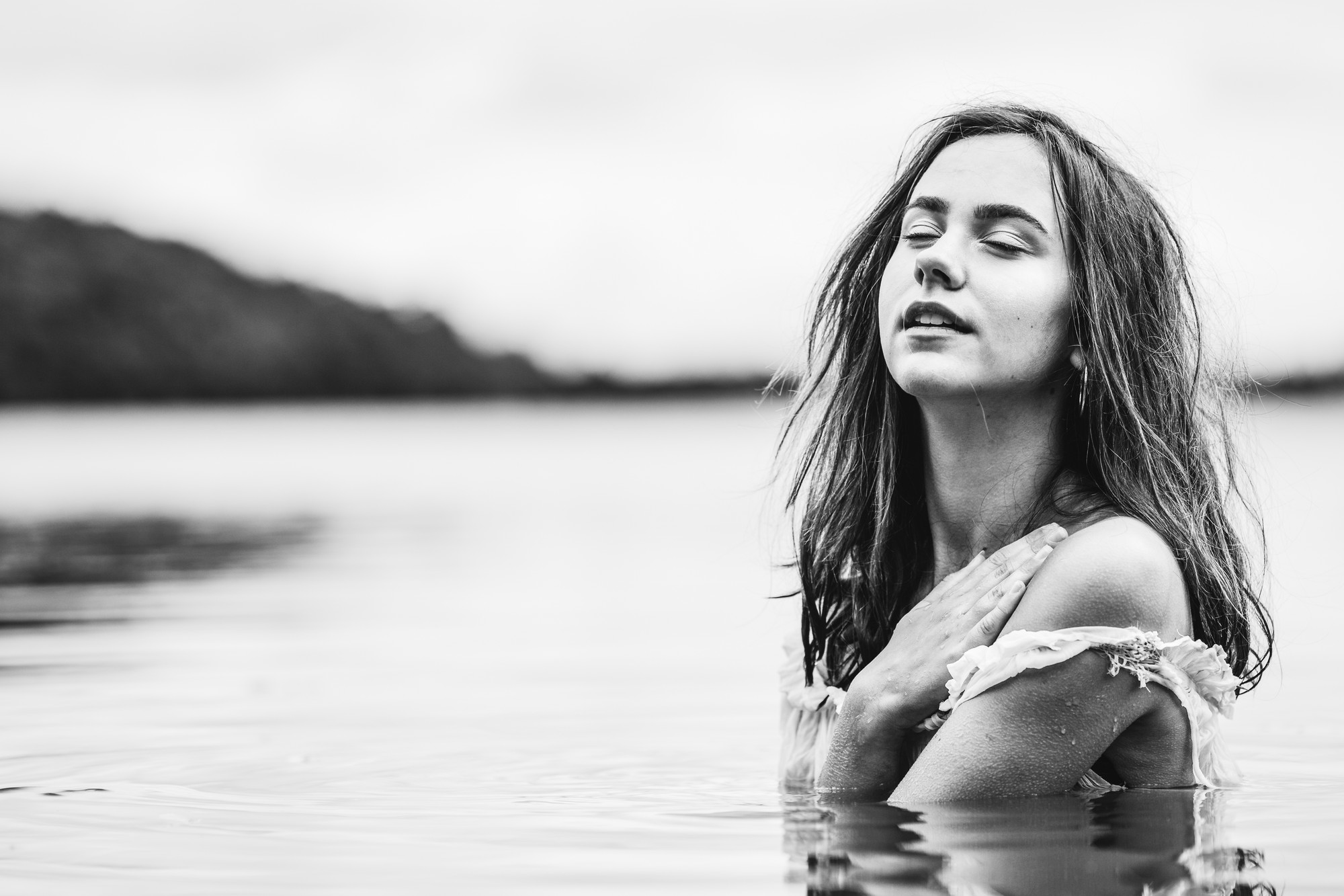 black-and-white-portrait-watershoot-mais-cosplay-laerke-13