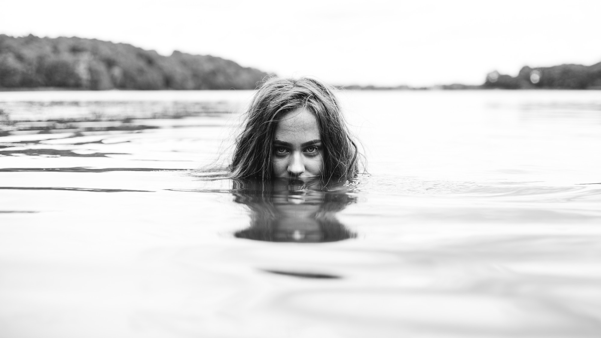 black-and-white-portrait-watershoot-mais-cosplay-laerke-15