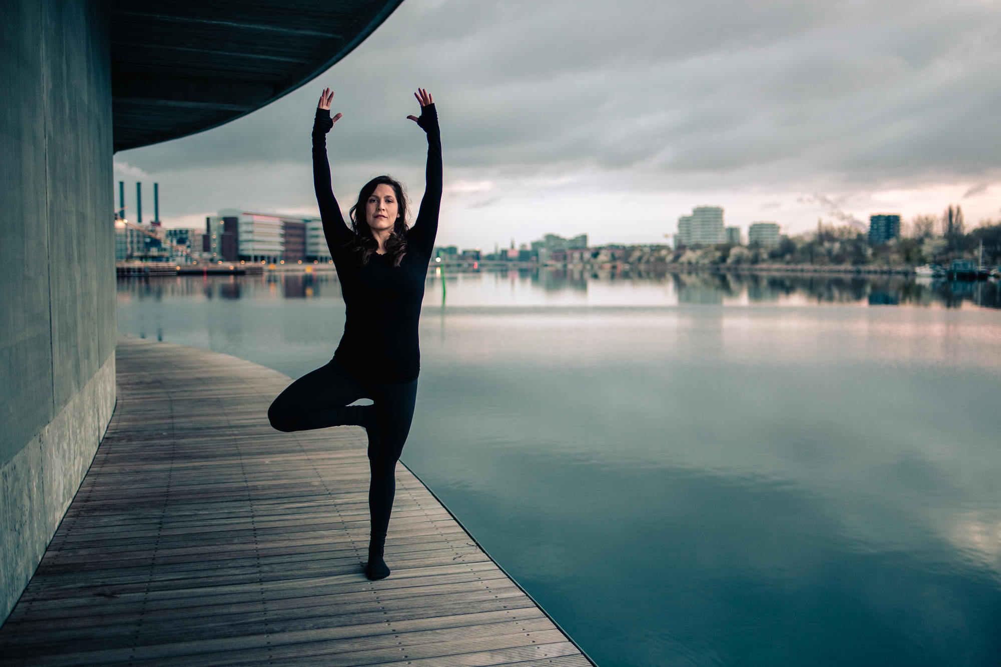 urban-yoga-photoshoot-copenhagen-silhouettes-poses-02