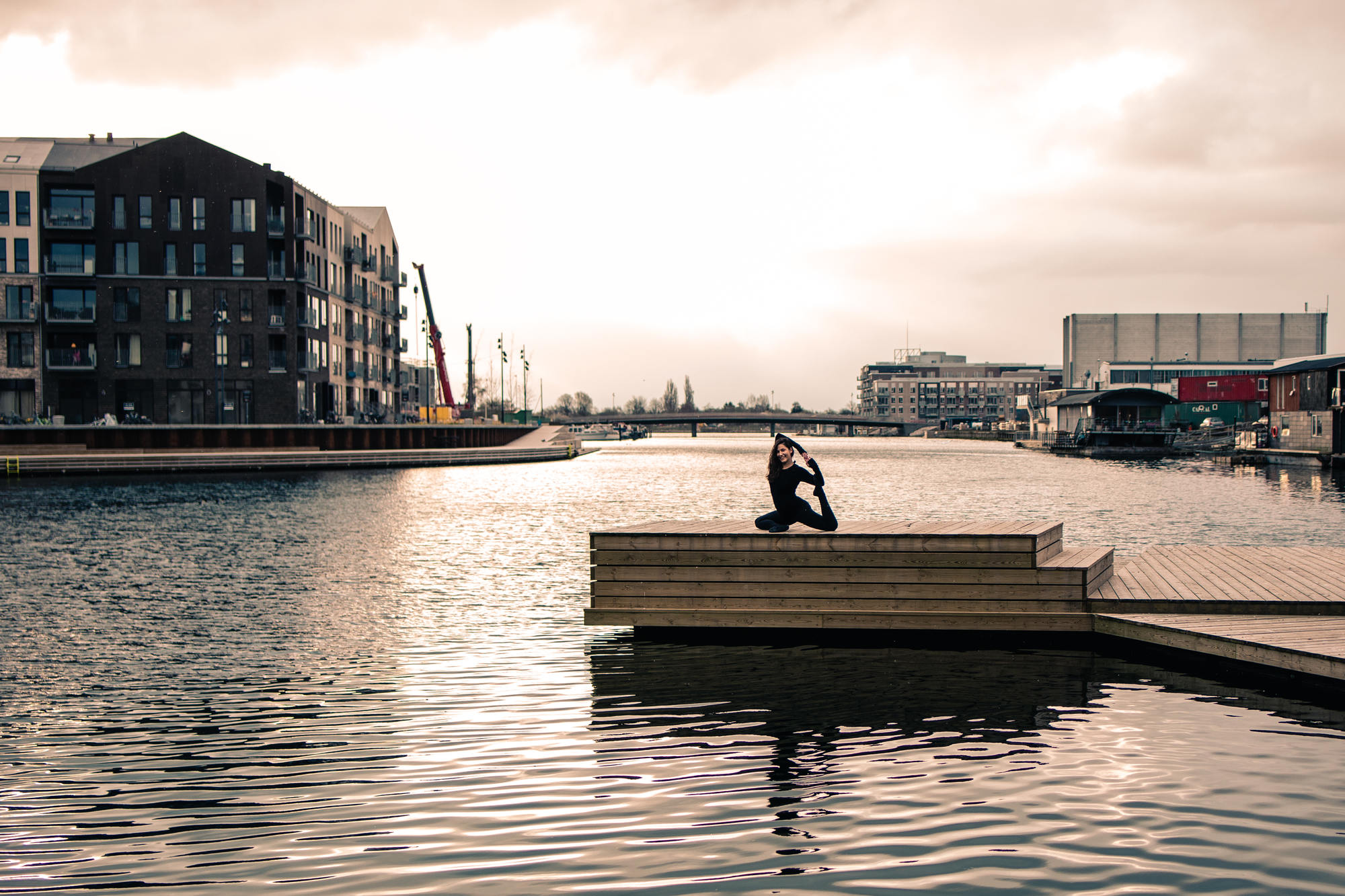 urban-yoga-photoshoot-copenhagen-silhouettes-poses-09