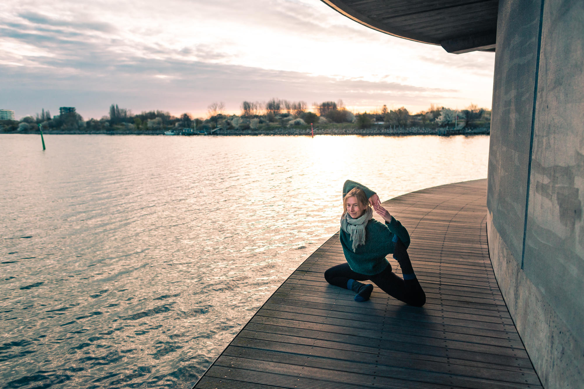 urban-yoga-photoshoot-copenhagen-silhouettes-poses-16