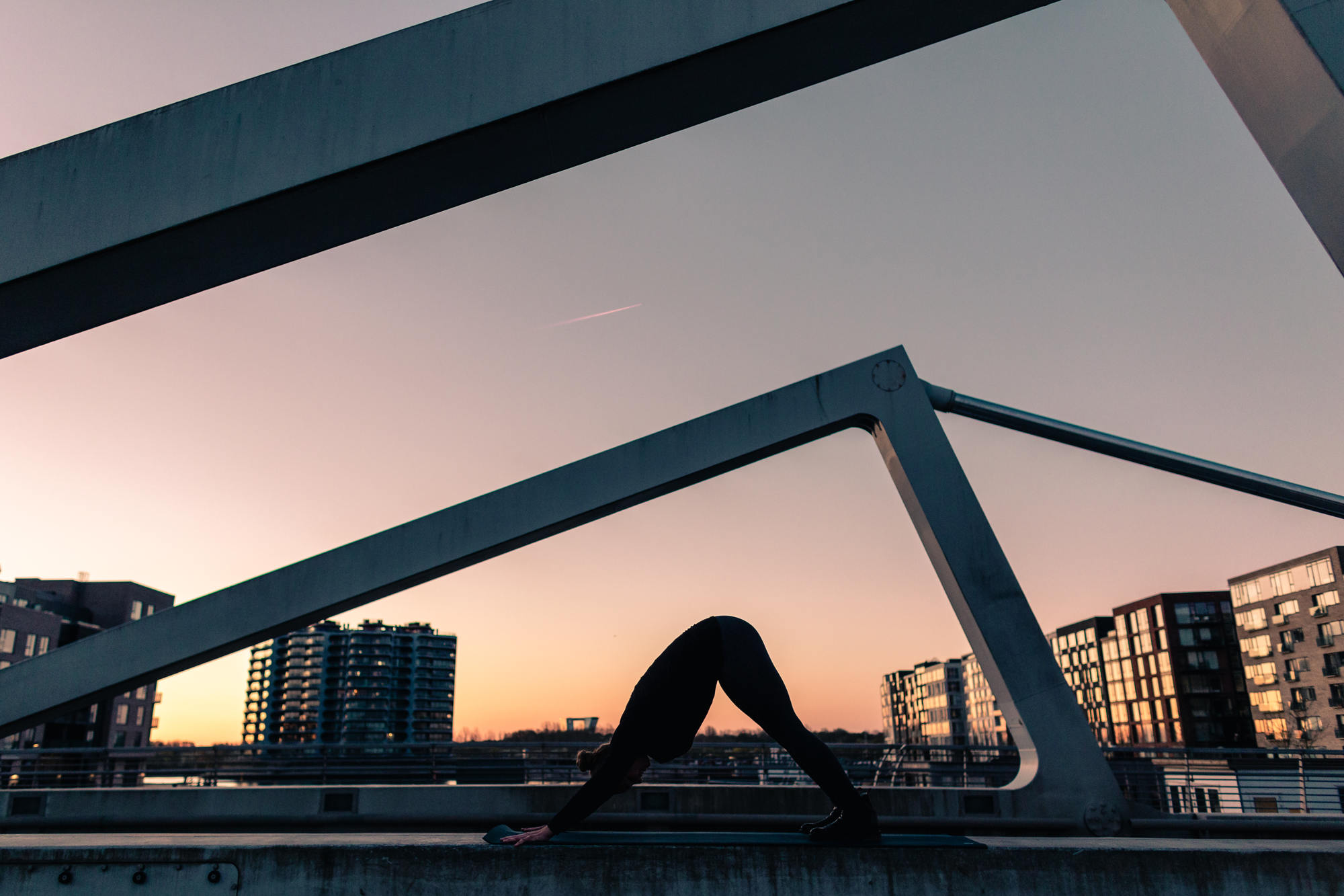 urban-yoga-photoshoot-copenhagen-silhouettes-poses-18