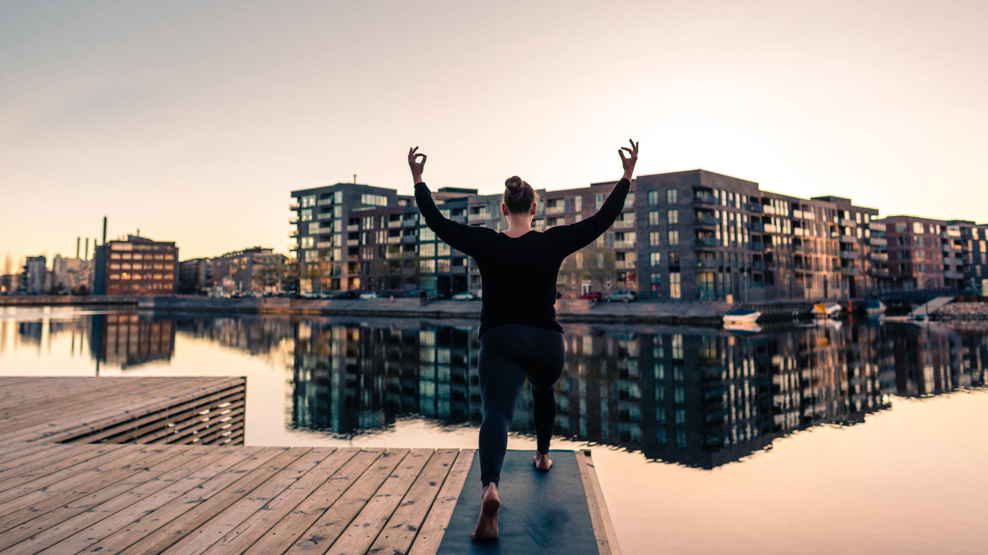 urban-yoga-photoshoot-copenhagen-silhouettes-poses-21