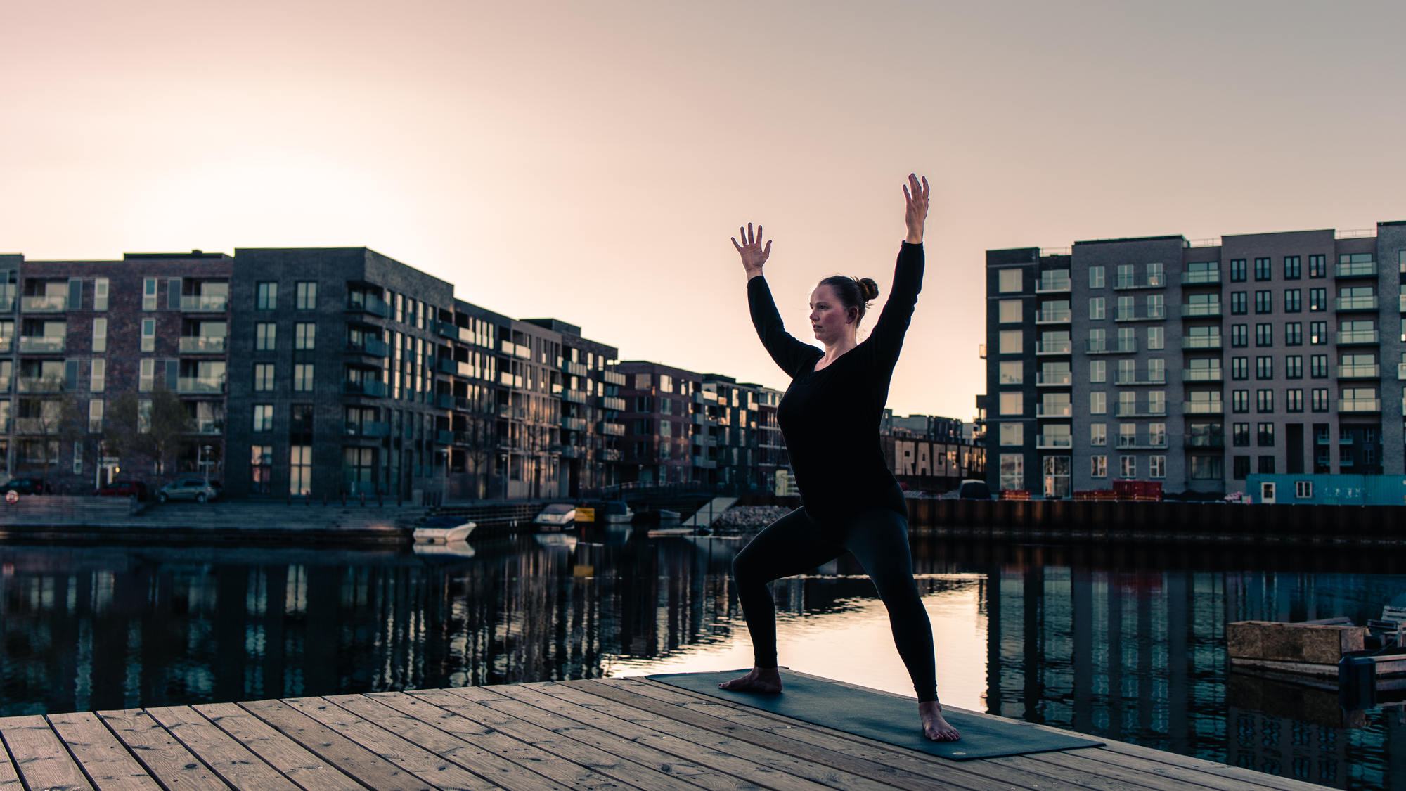 urban-yoga-photoshoot-copenhagen-silhouettes-poses-23